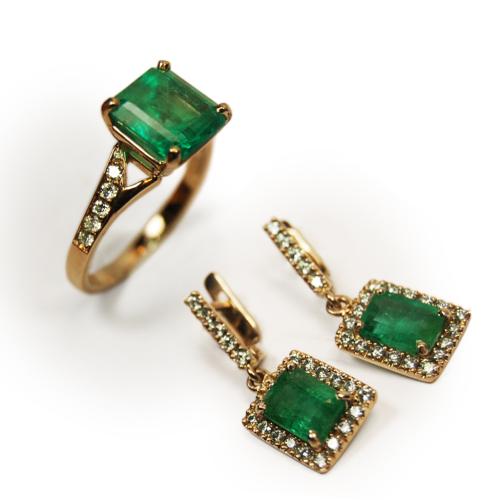 Jewelry set with emeralds and diamonds
