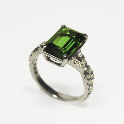 White gold ring with tourmaline and diamonds