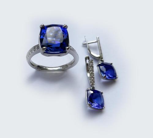 Jewelry set with tanzanites and diamonds; tanzanites 9,58ct; diamonds 0,44ct; platinum 950º