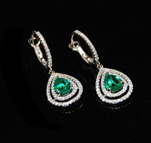 Smaragdkõrvarõngad: 4,13g/750º; teemant 0,51ct D/VS; smaragd 3,70ct 