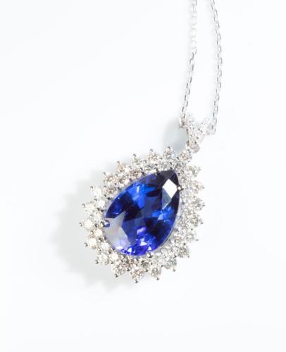 Necklace 45 cm, 7,10g, 585º white gold, blue sapphire Royal Blue 9,11ct + diamonds 1,41ct F/VS2