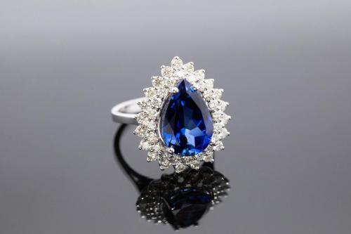 Ring 17,0, 7,81g, 585º white gold, blue sapphire Royal Blue 8,14ct + diamonds 1,37ct F/VS2