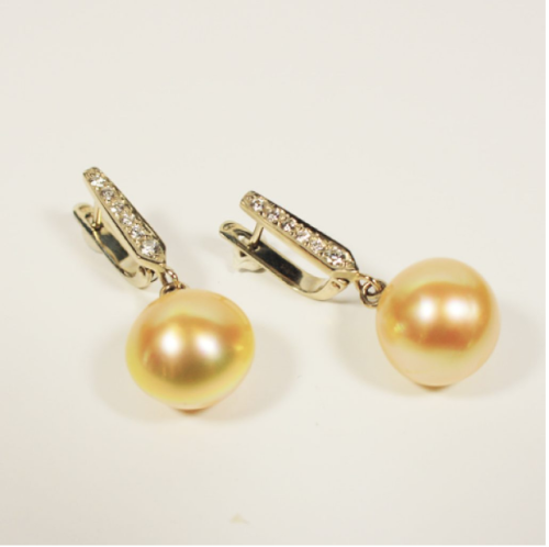 Earrings with South Sea pearls and diamonds