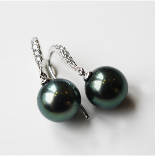 White gold earrings with Tahitian pearls and diamonds